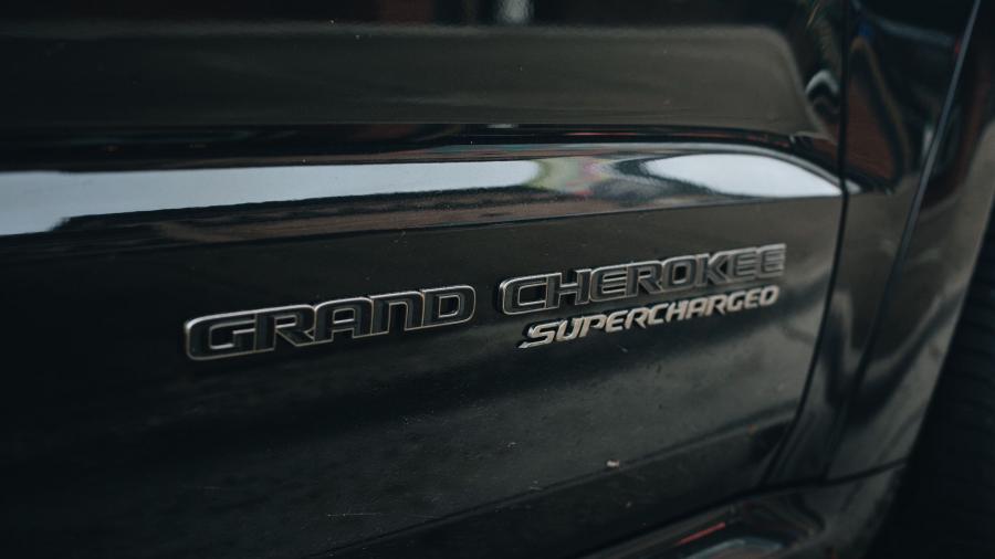 Логотип Jeep Grand Cherokee Trackhawk (WK2) 2017 года  (фото 60 из 76)